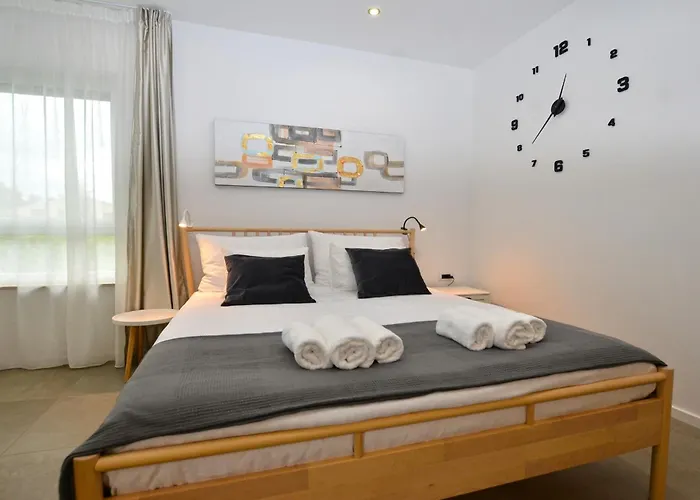 Black & White Apartman Bale