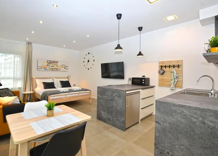 Black & White Apartman Bale