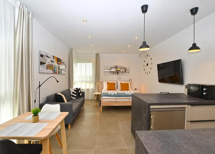 Black & White * באלה